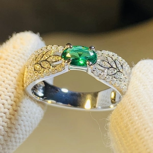 Elegante anello con gemma ovale verde smeraldo e accenti a foglia su fascia d'argento
