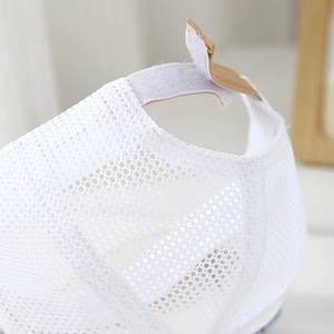 Weiße atmungsaktive Baby-Sonnenkappe mit verstellbarem Klettverschluss für den Sommer
