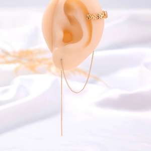Dettaglio dell'orecchino a clip con fiore dorato e catena su un modello di orecchio realistico