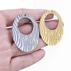 304 stainless steel oval hollow pendants with wood grain texture in gold and silver finish