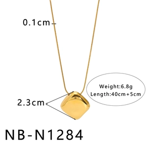 Detail of 18k gold plated heart pendant with zircon inlay and product dimensions