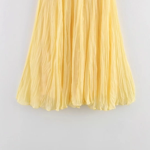 Jupe plissée jaune pour femme en mousseline légère avec des textures fines et fluides