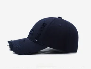 Détails de la casquette de baseball bleu marine avec broderie et effets d'usure