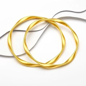 Bracciale a cerchio Mobius placcato oro con design minimalista in metallo a onde 3D