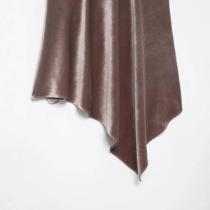 Braunes Neckholder-Oberteil aus Samt mit weicher Textur und eleganten Falten