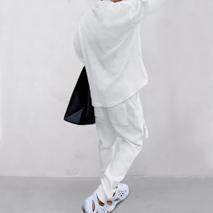 Detailansicht der Rückseite eines weißen Strick-Loungewear-Sets für Herren mit lockerer Passform