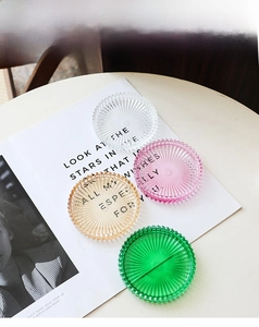 Set di quattro sottobicchieri in vetro scanalato nei toni trasparente, rosa, ambra e verde