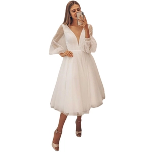 Robe de mariée courte à col en V, manches bouffantes transparentes et jupe en tulle blanc