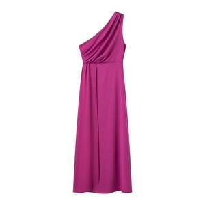 Détail du design élégant à une épaule plissée en robe de soirée en satin magenta