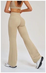 Détail du pantalon de yoga évasé à taille haute avec poches latérales et coutures galbantes