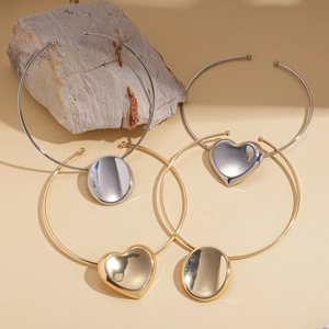 Minimalistische gold- und silberfarbene Halsreifen mit Herz- und Ovalanhängern in Spiegeloptik