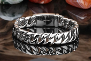 Detailansicht eines 12mm polierten Edelstahl-Panzerarmbands mit sicherem Faltverschluss