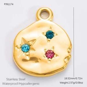 Detail eines 18k vergoldeten Edelstahl-Rundanhängers mit drei farbigen Sternkristallen