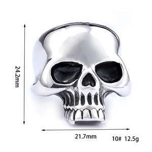 Unisex gothic skull ring in silver stainless steel with detailed realistic engraving