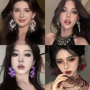 Boucles d'oreilles à pompons en argent avec pierres de zircon et motifs de fleurs