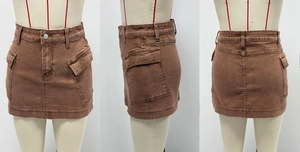 Vues détaillée de face, de côté et de dos d'une mini-jupe en jean marron avec poches cargo