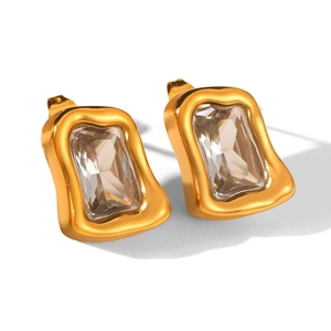 Détail de boucles d'oreilles dorées avec zircon cubique et métal à texture lave