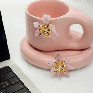 Süße 18K Gold Edelstahl Blumenohrringe mit lila Marmorharz und weißen Perlen