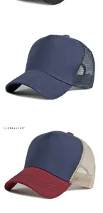 Detailopname van mesh trucker petten met marineblauwe panelen en ademende achterkant van mesh
