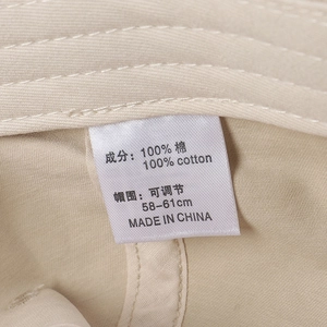 Detailopname van het wasetiket van een katoenen baseballpet met 100% katoen tekst