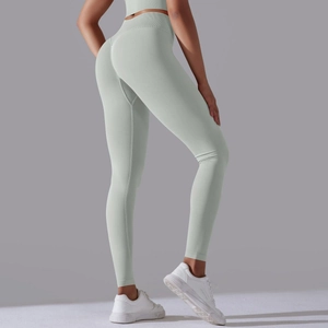 Detailansicht der hoch taillierten nahtlosen Leggings mit Push-Up-Effekt in Salbeigrün