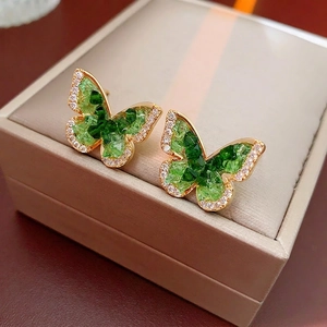 Boucles d'oreilles papillon plaquées or avec pierres vertes et zircons sur coffret
