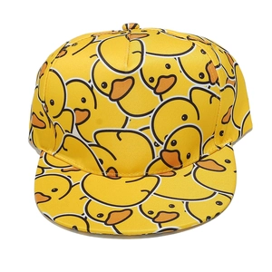 Bovenaanzicht van gele baseballpet met platte rand en all-over cartoon eendjes print