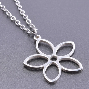 Dettaglio del ciondolo a fiore cavo a cinque petali in acciaio inossidabile argento su catena