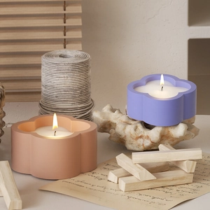 Bloemvormige siliconen mal voor DIY kaarsenpotten in paars en roze matte afwerking