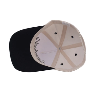 Vue intérieure d'une casquette en coton avec doublure renforcée et étiquette coton