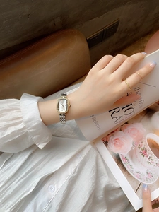 Detail einer eleganten Uhr mit Diamantlünette und zweifarbigem Edelstahlarmband