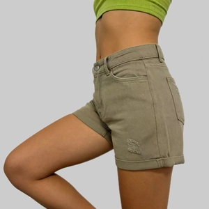 Dettaglio degli shorts in denim a vita alta verde kaki con orlo usurato e bordi sfrangiati