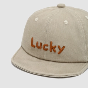 Beige Kinder-Baseballkappe aus Baumwolle mit Lucky-Stickerei und weichem Sonnenschutz