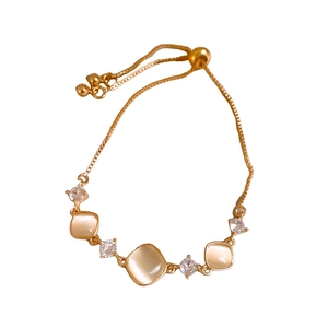 Eleganter goldener verstellbarer Armreif mit facettiertem Katzenaugenstein und Zirkonia