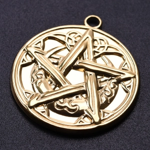 Vue macro d'un pendentif étoile en acier inoxydable doré avec relief de nœuds celtiques