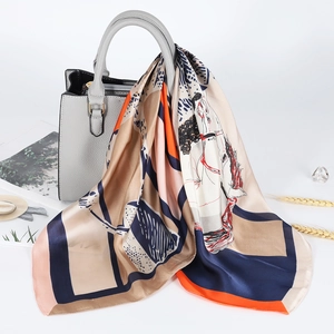 Sciarpa in raso a righe drappeggiata su borsa grigia con accessori moda eleganti