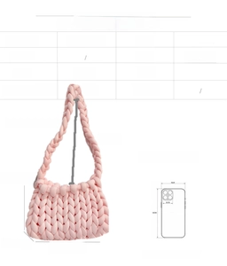 Detailed size chart of handmade chunky yarn bag showing dimensions 33cm x 24cm and capacity