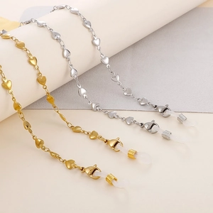 Détail de chaînes de lunettes en acier titane avec maillons en cœur en coloris doré et argent