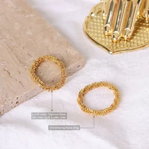 Bagues minimalistes à motif de vagues en acier titane plaqué or 18 carats de luxe