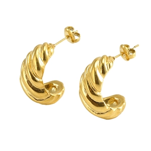Boucles d'oreilles créoles C torsadées en acier inoxydable plaqué or 18 carats sur fond blanc