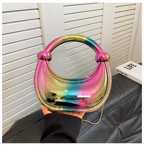 Détail d'un sac demi-lune aux reflets arc-en-ciel métallisés avec une chaîne dorée