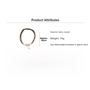 Vue détaillée du collier léopard en tissu avec dimensions 46cm et poids de 14g