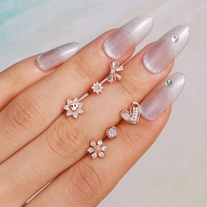 Pendientes de oro rosa con forma de corazón y flores con circonitas para un look chic