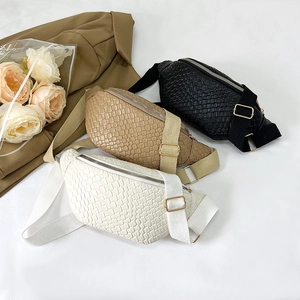 Sacs de poitrine croisés tendance en noir, kaki et crème avec texture en similicuir tressé