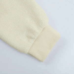 Detailansicht der cremefarbenen Rippbündchen und der weichen Fleece-Stofftextur