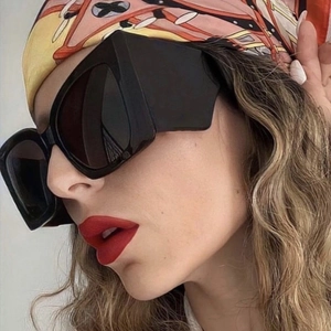 Moderne Übergroße Quadratische Sonnenbrille mit breiten Bügeln für einen stylischen Look