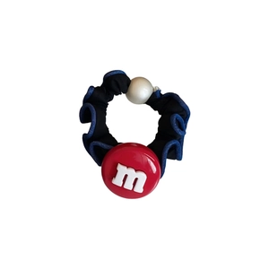 Chouchou noir avec bordure bleue, breloque perle et pendentif avec logo M rouge