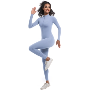 Détail d'une combinaison de yoga bleu clair avec col zippé et coupe athlétique moulante