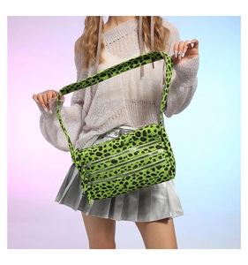 Sac à bandoulière léopard vert fluo avec plusieurs zips et large sangle de détail