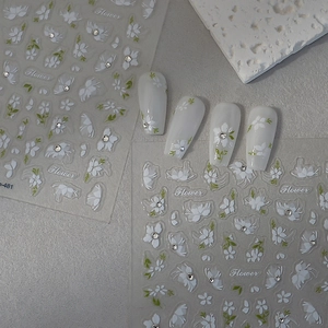 Stickers ongles fleurs blanches 3D avec strass brillants et gaufrage élégant